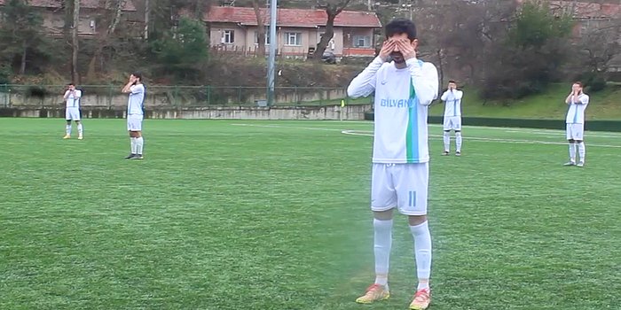 Amatör Lig'de Futbolcuların Hakemi Protesto Etmek İzledikleri İlginç Yöntem