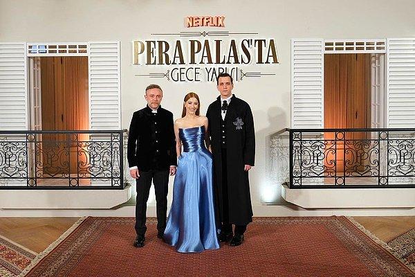 Dün akşam merakla beklenen Pera Palasta Gece Yarısı dizisinin galası vardı. Başrollerini Hazal Kaya ile Selahattin Paşalı'nın paylaştığı Netflix dizisi nihayet yayında! 😍