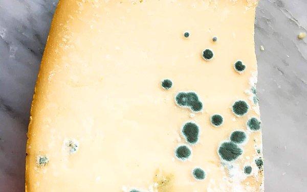 İsovaleric acid aynı zamanda sert ve küflü peynirlerin de koku profillerinde bulunuyor.