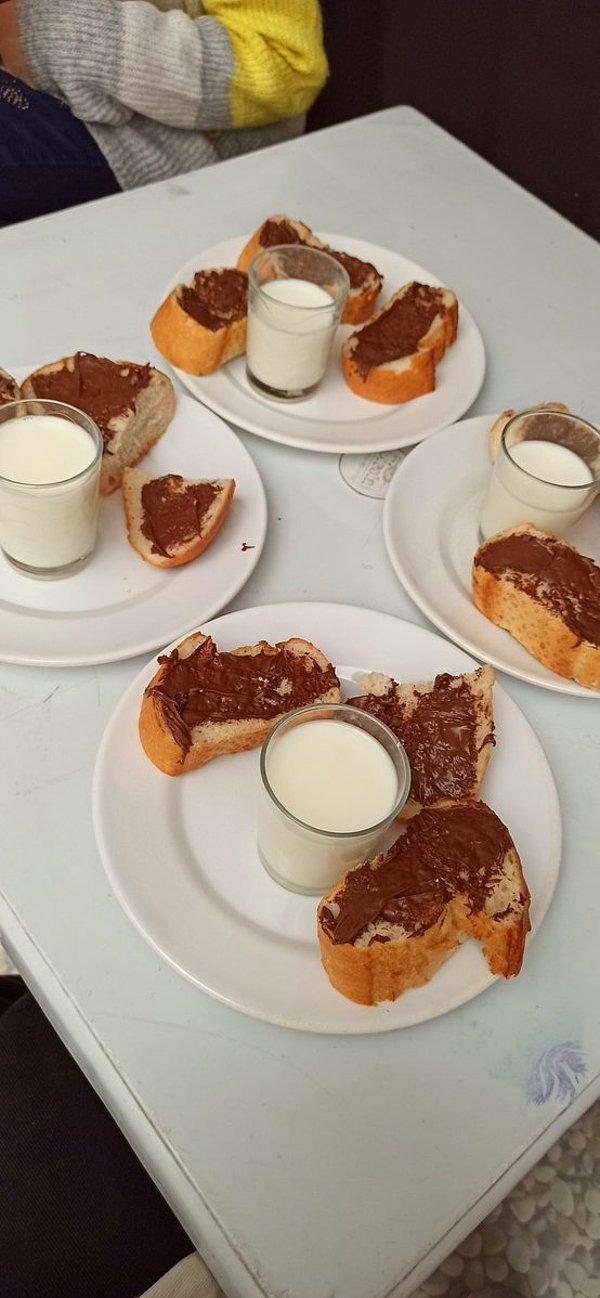 12. Bir Twitter kullanıcısı staja başladığı ilk gün çocukların yediği yemeği takipçileriyle paylaştı. Kahvaltı saatinde çocukların çikolatalı ekmek ve süt yemesi ise büyük olay oldu! Bakın bu fotoğraftan sonra ne yanıtlar geldi.