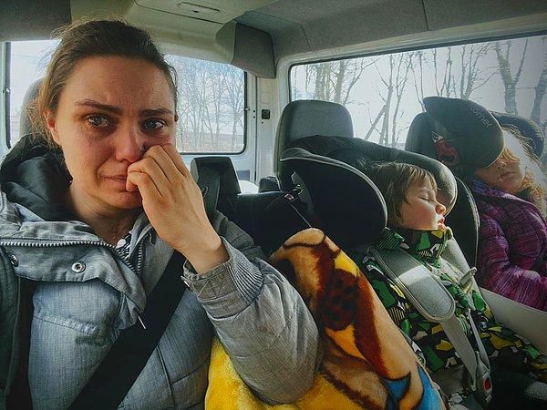 14. "Bu bir veda fotoğrafı değil çünkü eşime elveda bile diyemedim. Şu an birçok Ukraynalı kadın gibi çocuklarımı ve ailemi korumak zorundaydım. Arkadaşlarım Kiev'de savaşırken ben burada güvende olduğum için kendimi suçlu hissediyorum."