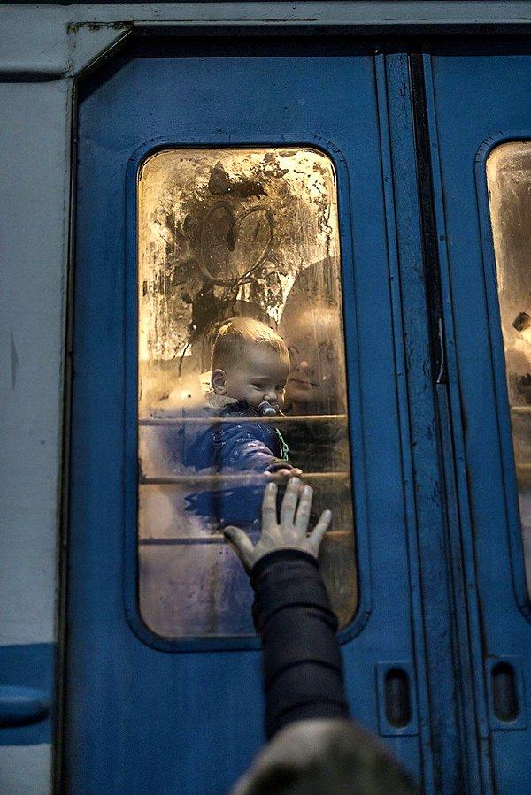 15. "Ukrayna için savaşacak olan babasına veda etmek zorunda kalan 1 yaşındaki Matviy bebek"