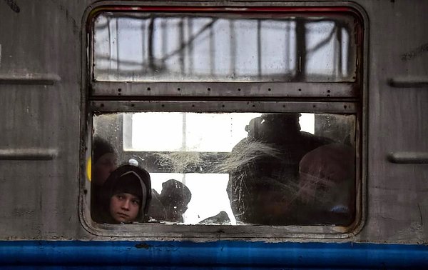 Tren istasyonunda büyük bir korku ve kaos yaşanırken, insanlar tren istasyonu içerisinde bir noktada saatlerce bekleyerek aralıklarla gelen trenlere binmeye çalışıyor.