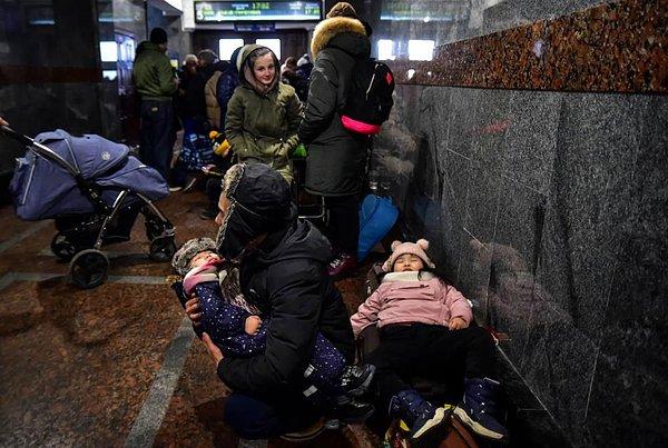 Kiev'deki bombardımandan kurtularak gelerek Lviv'e gelenler o ortamdan çıkabildikleri için büyük bir sevinç yaşarken, Lviv'den ayrılacak trene binemeyenler ise büyük bir üzüntü yaşıyor.