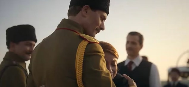 Esra'nın Atatürk'e sarıldığı sahnede ise gözyaşımız pıt oldu... Esra'nın Atatürk'e sarıldığı sahnede ise gözyaşımız pıt oldu...