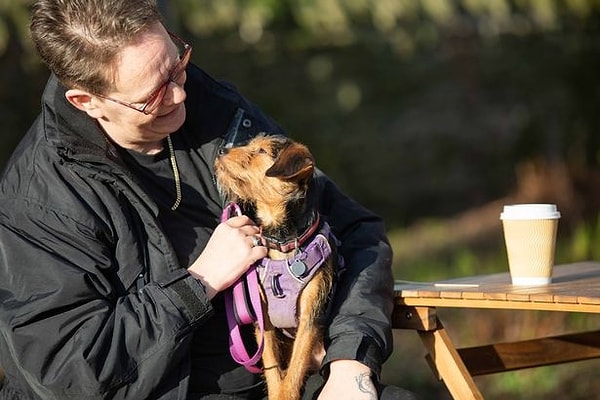Чуи не является официальной собакой поддержки, но он взял Рэя, у которого прогрессирующий рассеянный склероз, под свое крыло.