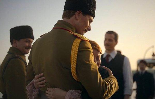 Hazal Kaya'nın can verdiği Esra karakterinin Atatürk'e sarıldığı sahne gündem olmuş,