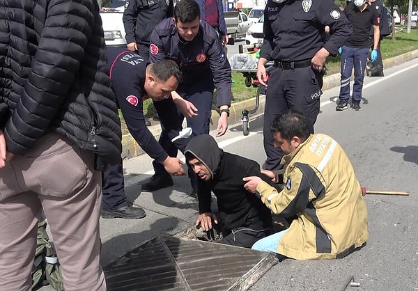 Yeniden kanala inen itfaiye amiri, Salih Üzümcü'yü ikna edip yukarıya çıkmasını sağladı.