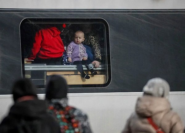 Kiev yönetimi ise Mariupol'un yanı sıra Volnovaha'da da ateşkesin durduğunu söyledi.