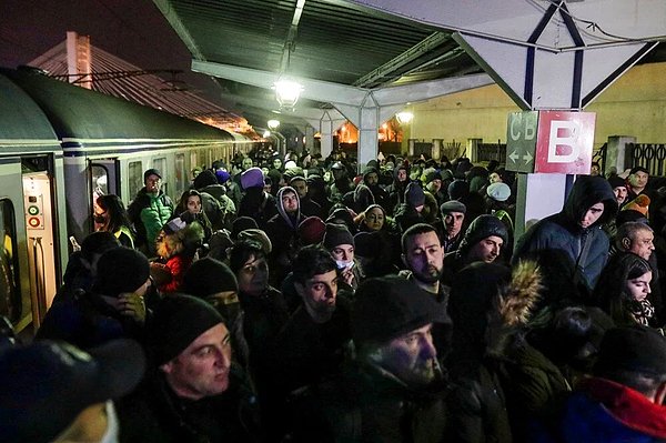 Binlerce kişi tahliye trenlerine binmeye çalışırken Kiev’in merkez tren istasyonunda meydana gelen izdiham önlenmeye çalışıyor.