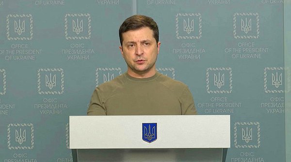 2. Ukrayna Devlet Başkanı Vladimir Zelenskiy, NATO'nun Ukrayna'yı uçuşa yasak bölge ilan etmeyi reddederken şehirlerin bombalanmasına yeşil ışık yaktığını söyledi.