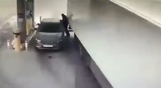 TIR'ın Dorsesi Arabasına Zarar Vermesin Diye Vücudunu Siper Eden Adamın Allah'ına Kavuştuğu Anlar