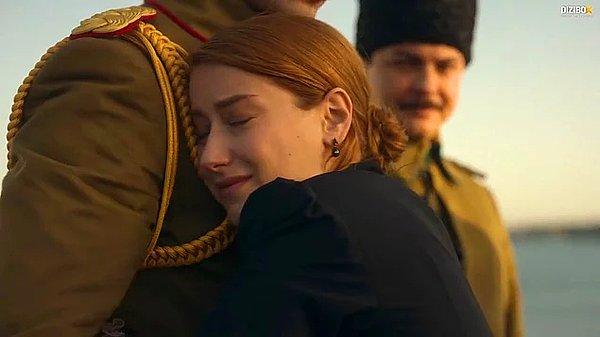 Özellikle de Hazal Kaya'nın canlandırdığı Esra karakterinin Atatürk'e sarıldığı sahnede hepimizi duygulanmıştık.