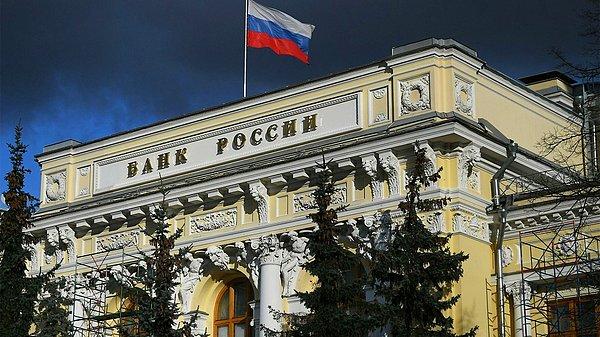 Rusya Merkez Bankası da, Rusya bankaları tarafından bugüne kadar verilen tüm Visa ve Mastercard kartlarının Rusya sınırları içinde çalışmaya devam edeceğini açıkladı.