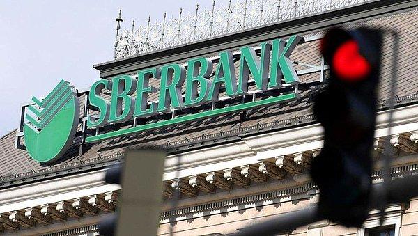 Rusya'nın büyük bankalarından Sberbank, kartların Rusya topraklarında nakit para çekme, para transferi yapma hem offline hem online alışverişlerde kullanılmaya devam edeceğini duyurdu. Bankanın açıklamasına göre Rusya'daki tüm ödemeler ulusal bir sistem üzerinden gerçekleşiyor, yabancı sistemlere dayanmıyor.