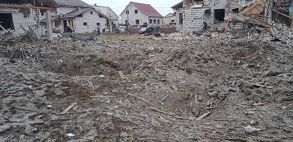 6. Rus birlikleri, Ukrayna’nın Jitomir bölgesindeki iki kasabaya düzenlediği bombardımanda 1 kişi hayatını kaybetti, 2 kişi yaralandı. Ukrayna Acil Durumlar Servisi, 25 evin bombardıman sonucu yıkıldığını duyurdu.