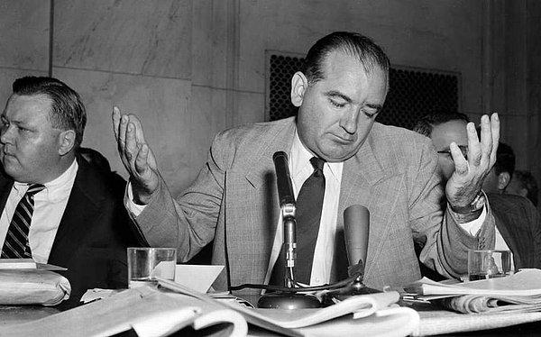Asıl ismini ABD senatörü Joseph McCarthy'den alan McCarthycilik kavramı, özellikle 1950'li yıllarda Sovyetler Birliği'nin ajanları olduğu düşüncesiyle Komünist Parti'ye karşıt olarak ortaya çıktı.