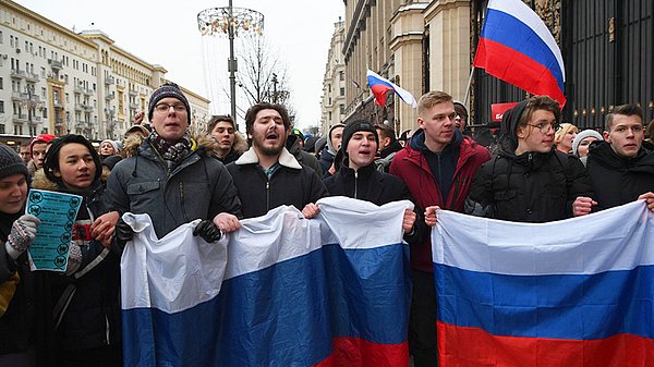 Ancak kafaları karıştıran soru, bu çizginin tam olarak nerede çekilmesi gerektiği... Eskiden Putin'i desteklemiş olmasına rağmen artık desteklemeyen Rus vatandaşların da cezalandırılması gerekiyor mu?