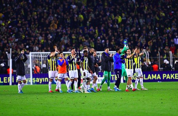 72 dakika boyunca sahada 10 kişi oynayan Fenerbahçe, taraftarının desteğiyle Trabzonspor'a evinde yenilmedi.