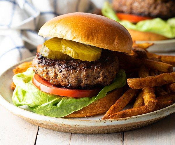 Bir fast-food burgerinde 100 farklı inekten et olabilir! Kulağa çılgınca gelse de hamburger yapmak için kullanılan kıyma pek çok ineğin kıymasının karışımından elde ediliyor.