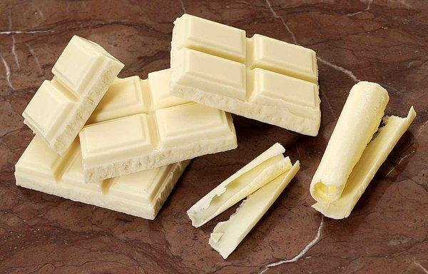 Beyaz çikolata aslında çikolata değildir! Beyaz çikolata normal çikolatanın herhangi bir bileşenini içermediği için adı yanıltıcıdır. İçeriğinde sadece şeker, süt, vanilya, lesitin ve kakao yağı karışımı bulunur.