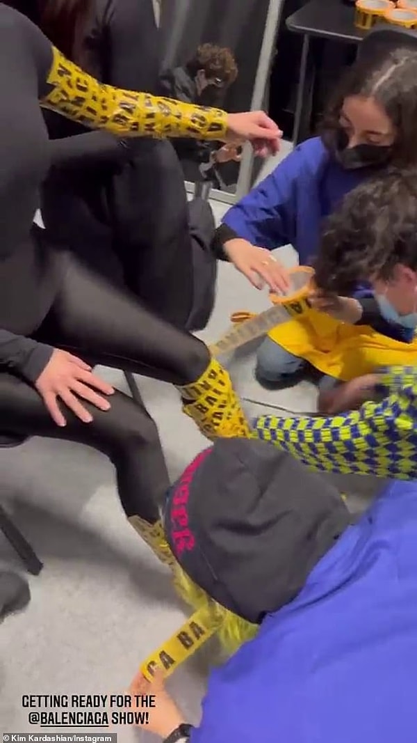 Дополнительные рулоны ленты были видны на столе на заднем плане, пока команда работала над созданием импровизированного боди Balenciaga.