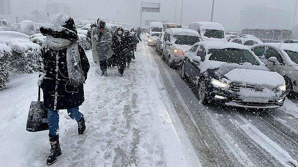 18. İstanbul Valisi Ali Yerlikaya, sosyal medya hesabından kar yağışı uyarısında bulundu. Yerlikaya, “9 Mart Çarşamba gecesi karla karışık yağmur. Perşembe gününden itibaren yer yer kuvvetli kar yağışı beklenmektedir” ifadelerini kullandı.