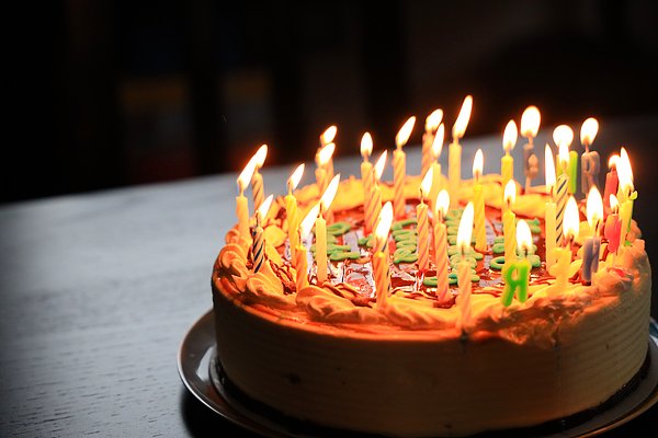 10. İnsanlar doğum günü pastalarındaki mumları söndürmek için üflediklerinde mikrop bulaştırma olasılıkları %1400!