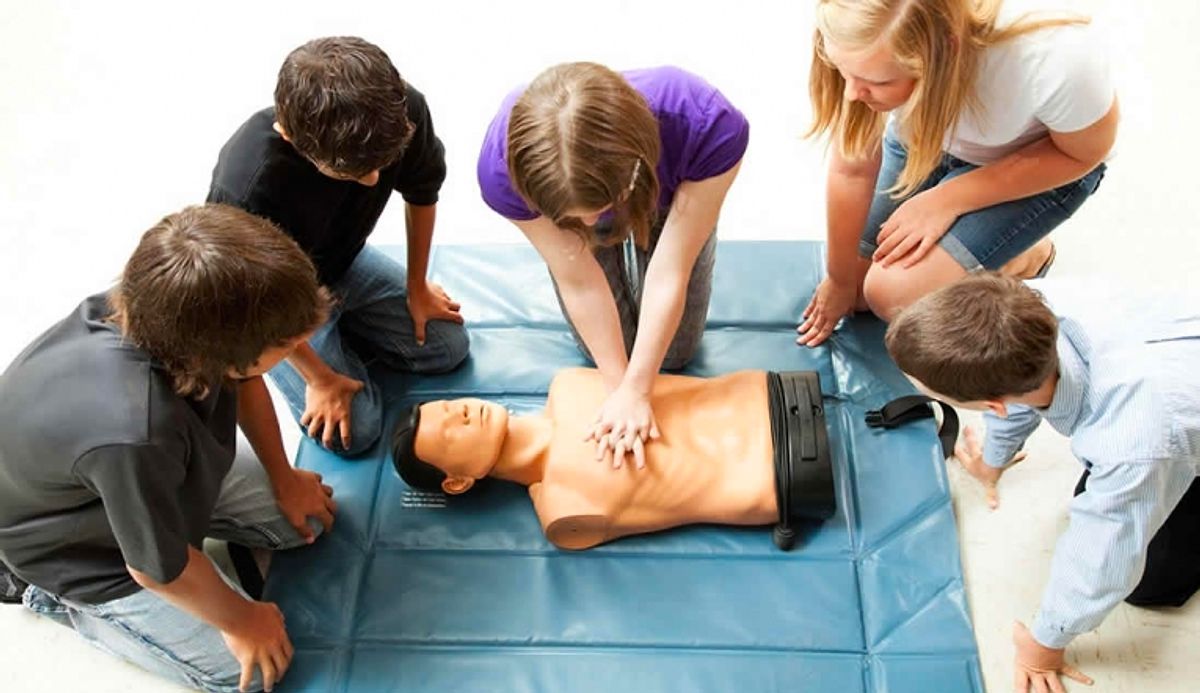 First aid class. Первая помощь. Оказание первой помощи. Мастер класс оказание первой медицинской помощи. Первая помощь тренинг.