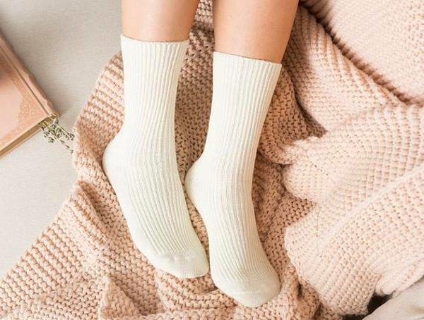 13. Ayaklarınızı sıcak tutan birkaç çift çorap ve rahat yürüyeceğiniz bir terlik de ihtiyaçlarınız arasında olacak.
