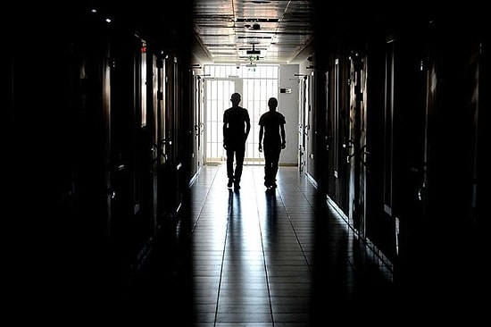 Cezaevinde Gardiyanlar Kumar Oynatıp Uyuşturucu Satıyor İddiası