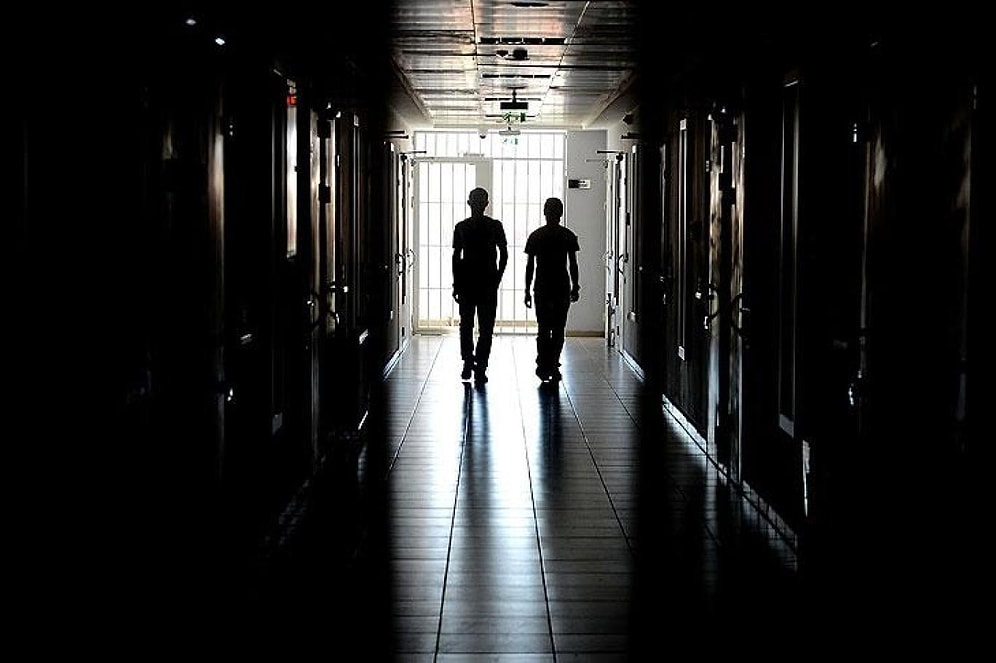 Cezaevinde Gardiyanlar Kumar Oynatıp Uyuşturucu Satıyor İddiası