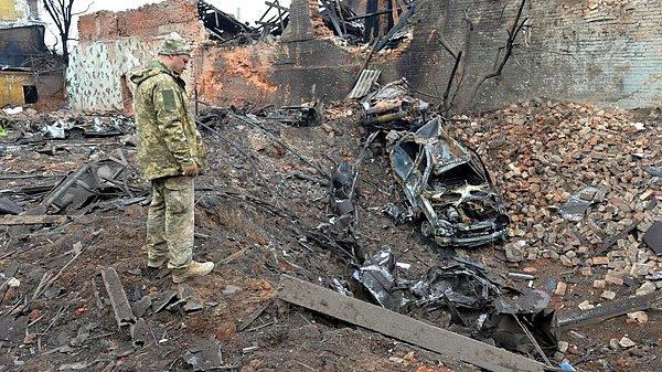 Hava saldırılarının devam ettiği Ukrayna`nın ikinci büyük şehri Harkiv`de binalar yıkıldı, araçlar yandı.