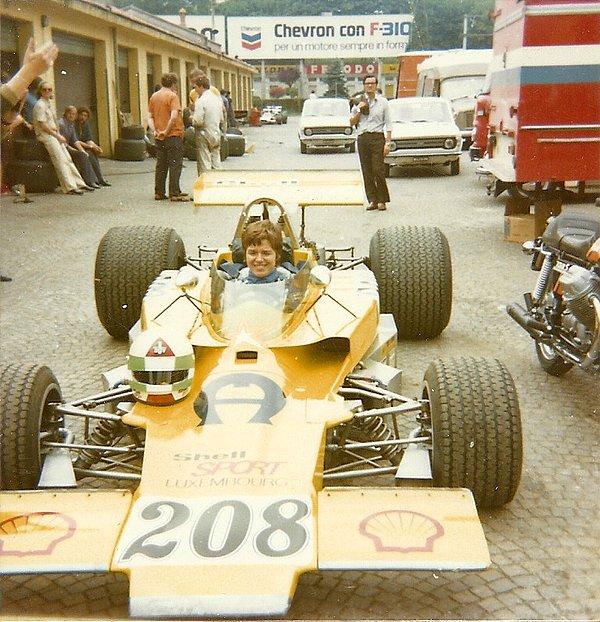 1974'te ilk kez bir Formula 1 aracının kokpitine oturdu.
