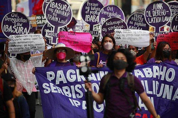 3. "Filipinler'in Manila kentinde Dünya Kadınlar Günü için düzenlenen yürüyüş sırasında kadınlar..."