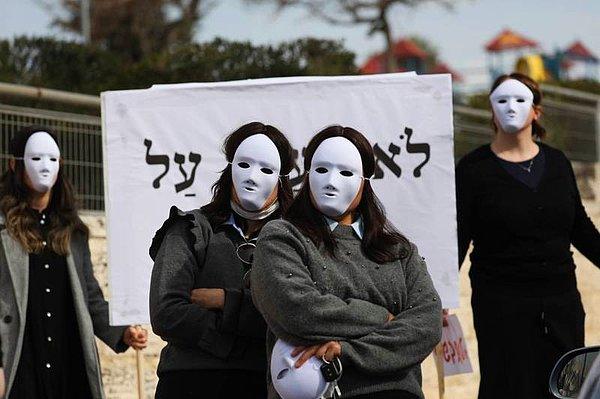4. "Ortodoks Yahudi kadınlar, İsrail'deki Haredi topluluğundaki cinsel tacizi kınamak için bir miting sırasında maske takıyor."