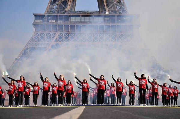 5. "Paris'te Eyfel Kulesi'nin önünde kadınlar..."