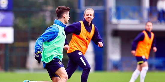 Fenerbahçeli Kadın ve Erkek Futbolcular 8 Mart Dünya Kadınlar Günü'nde Birlikte Antrenman Yaptı