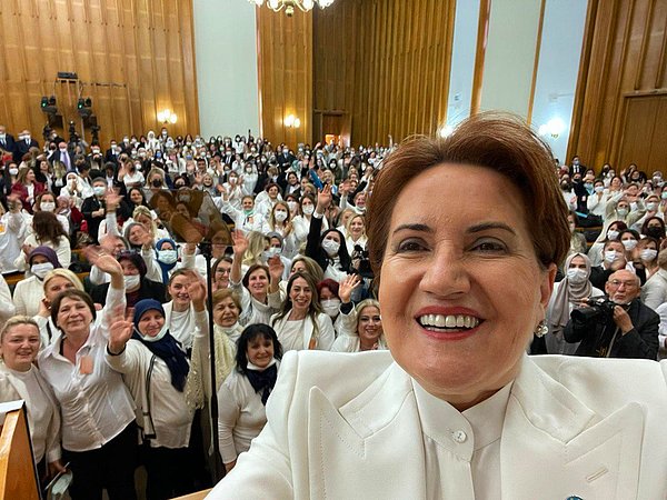 Beyaz giyinmeleri dikkat çeken Akşener, kadın haklarına karşı olan herkese seslendi. 'Her türlü ayrımcılığa, zorbalığa ve haksızlığa karşı yıkılmayan, mücadeleden vaz geçmeyen değerli kadınlar hoş geldiniz. Bu beyaz buluşmamıza sefalar getirdiniz.' diyerek grup toplantısını başlattı. başlattı.