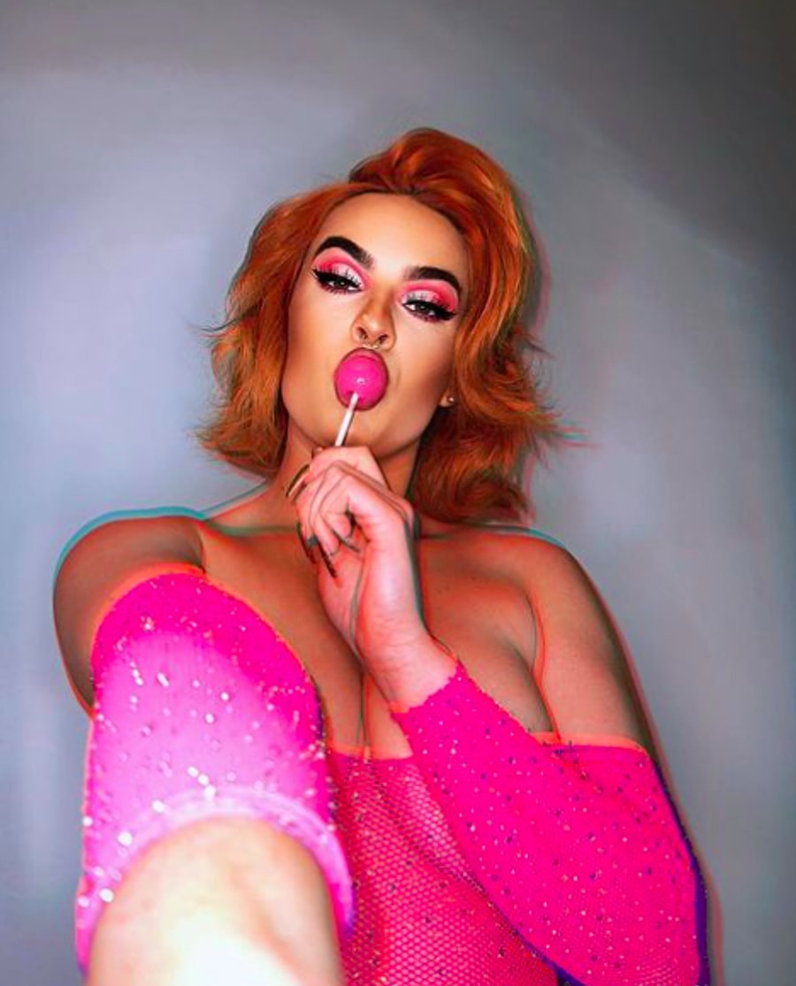 Ama oturup kamera karşısında tuvaletimin gelmesini bekliyorum. 