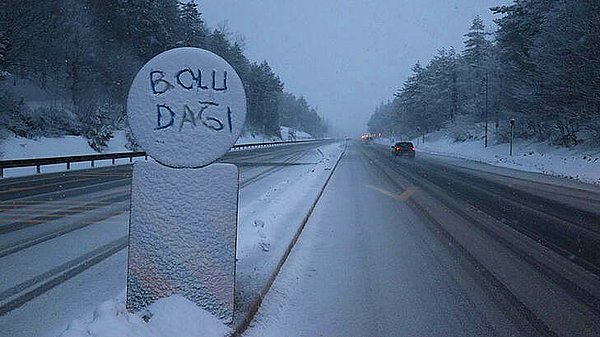 Ekiplerin yaptığı kar küreme ve tuzlama çalışmasıyla ulaşımda aksama olmadı. Bölgede kar yağışının gece saatlerinde de sürmesi bekleniyor.