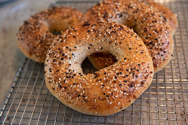 4. "Simit yerken çıkardığı sesler. Sadece simit yerken bu sesleri çıkarıyor ve her sabah kahvaltıda simit yiyor...