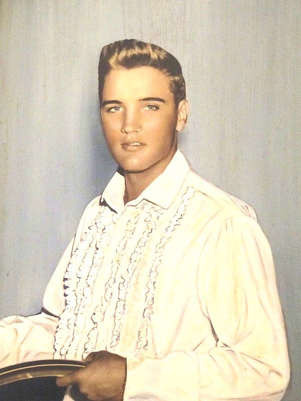 5. Birçok kişi kendisinin siyah saçlı olduğunu sansa da Elvis Presley aslında sarışındır.