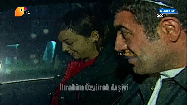 Ama tabii bu paparazzilerin peşini bırakacağı anlamına gelmiyordu. Aradan küçük bir zaman geçtikten sonra ise Ebru Gündeş, fantazi müziğin yakışıklılarından Hakan Altun ile görüntülendi.