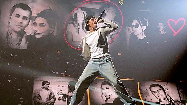 Justin Bieber sadece şarkısını armağan etmekle kalmadı, aynı zamanda sahnenin arka planına Hailey ile olan fotoğraflarını yansıttı.