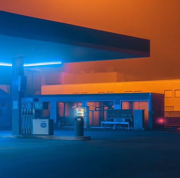 10. Они прикрепляют измерительные наклейки рядом с дверями заправочных станций, чтобы, если грабитель выбежал из магазина, вы могли лучше оценить его рост. Я всегда думал, что они были там только для того, чтобы развлечься на остановках в дороге....