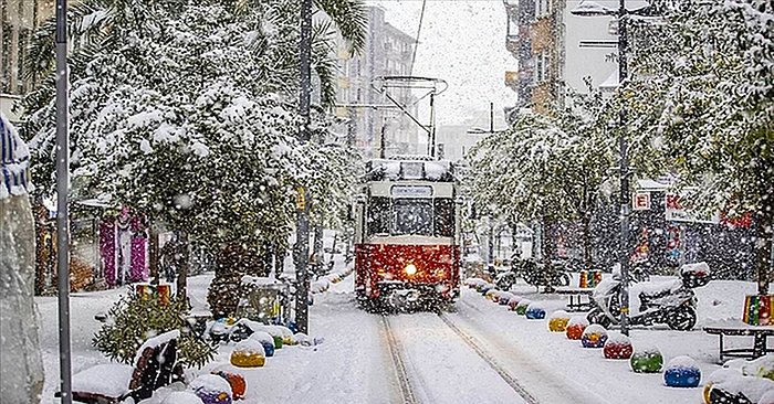 İstanbul'da Kar Yağışı Başladı, Şehir Beyaza Büründü: Kar Yağışı Ne Kadar Sürecek, Bu Hafta Hava Nasıl Olacak?