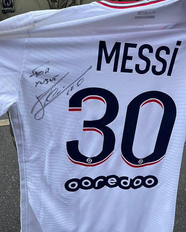 Messi'den imza almayı ihmal etmedi.