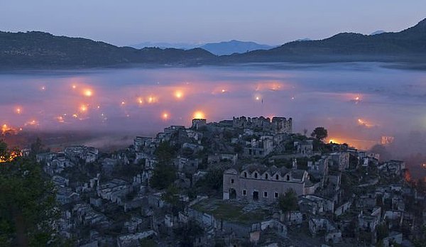 Kayaköy’de konaklama ve yeme-içme nasıl yapılıyor?