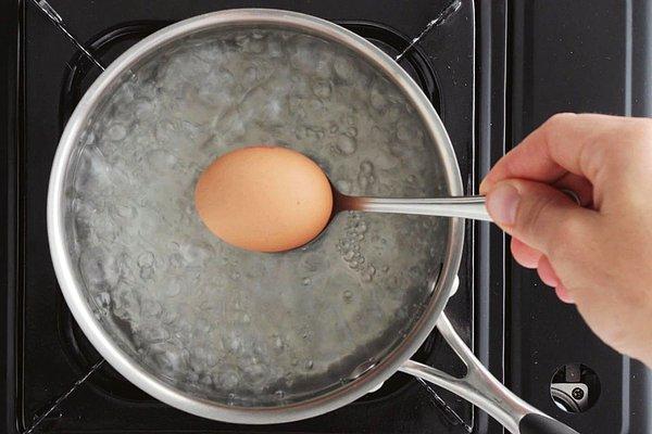 İhtiyacımız olan şeyler basit: Bir tencere, su ve taze yumurta.
